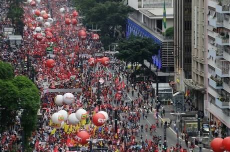 Manifestantes fecham avenida Paulista em apoio a Dilma