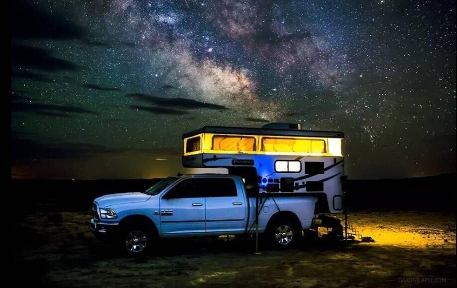 Randy fez as fotos durante 40 noites e conseguiu tirar fotos
maravilhosas do céu noturno apenas com o recurso que regula a abertura e
fechamento do diafragma da câmera