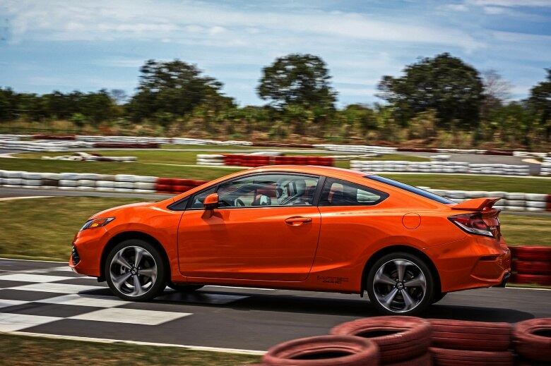 Na comparação com o Civic Si antigo, a principal mudança é a carroceria cupê, com plataforma mais rígida e leve e com medidas ligeiramente maiores, que favorecem a aerodinâmica e a dirigibilidade

Saiba tudo sobre carros! Acesse www.r7.com/carros