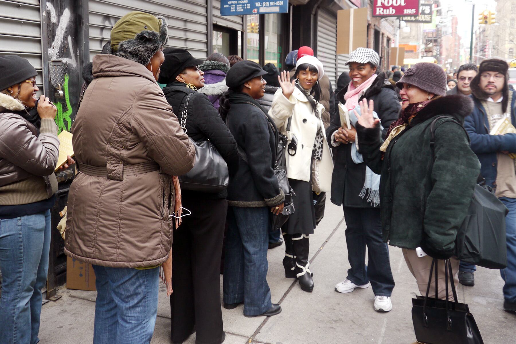 Cidadãos de estados vizinhos como Filadélfia, Connecticut e New Jersey viajaram à cidade para comprar o livro
