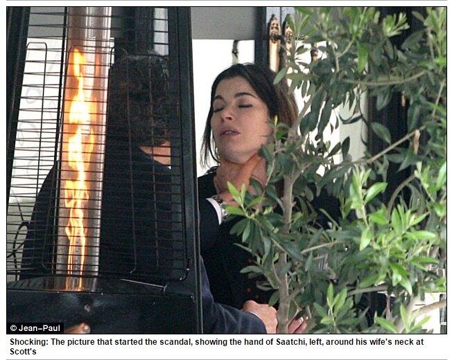 A apresentadora e chef de cozinha Nigella
Lawson foi agredida pelo ex-marido Charles
Saatchi em um restaurante. Ele, que é um colecionador de arte multimilionário, enforcou a mulher em público. O que ele não sabia, era que um fotógrafo tinha flagrado a violência. Na reprodução acima, a legenda do site Daily Mail diz que "a imagem começou o escândalo"