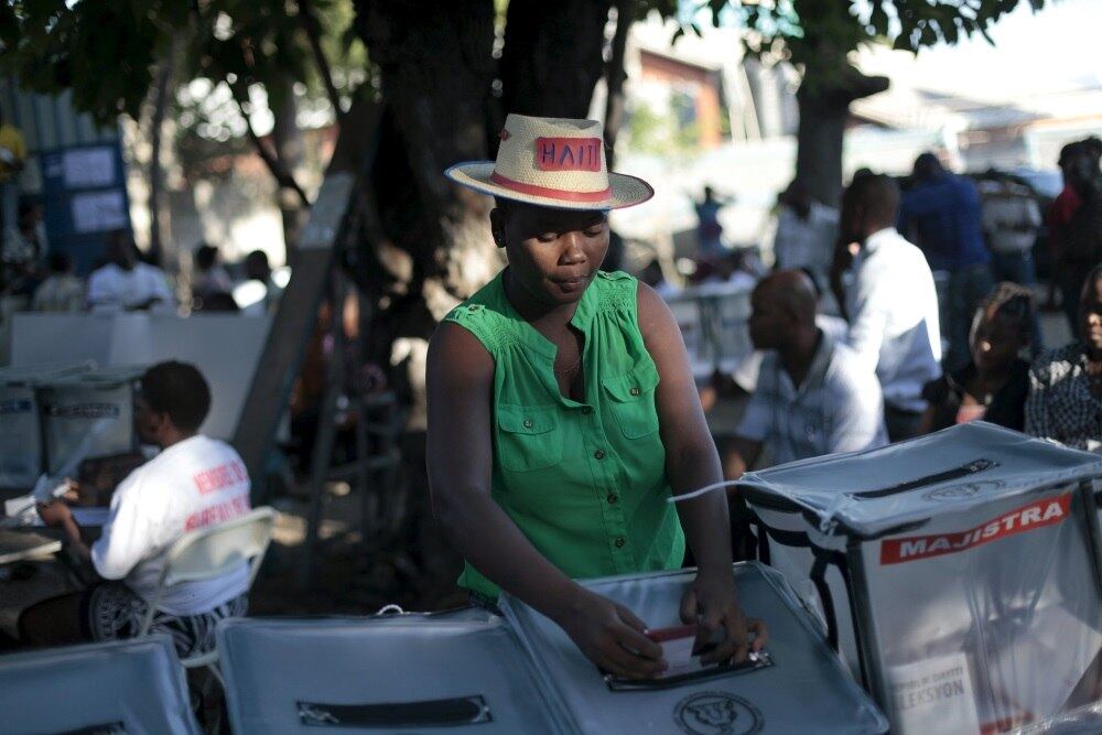 Os haitianos também começaram a votar neste domingo em eleições históricas para presidente, assim como para eleger um Parlamento que está vazio há dez meses, o que as autoridades esperam que consolide a democracia no país mais pobre das Américas.
Mais de cinco milhões de eleitores registrados vão escolher entre 54 candidatos à Presidência que aparecem na cédula repleta de imagens faciais, logotipos partidários e números de partidos para ajudar uma vasta população analfabeta.
Se tudo correr bem, será a primeira vez na história política do Haiti que três eleições democráticas consecutivas foram realizadas sem interrupção por fraude ou rebelião armada