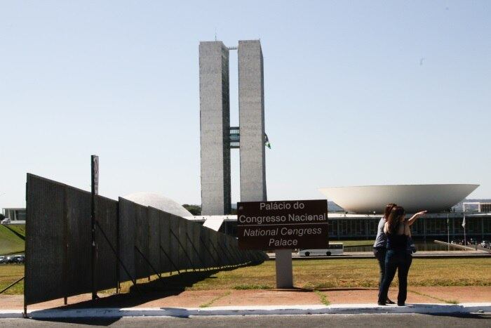 De acordo com a Secretaria da Segurança Pública e da Paz
Social, está prevista a presença de cerca de 3.000 policiais miliares e 500
bombeiros. Se necessário, o órgão afirma que a quantidade pode ser aumentada. A
Polícia Civil disponibilizará outros 700 agentes por dia para atuar nas
manifestações
