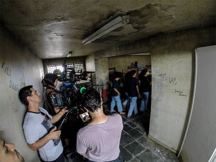 A série irá transitar pela cidade e mostrar o
jogo que envolve pais, sociedade e justiça, onde, muitas vezes, a
criança vítima de maus tratos é apenas um detalhe

+ Vera é presa por maus tratos à filha adotiva. Veja o que rolou no primeiro capítulo de Conselho Tutelar

+ Conheça o elenco de Conselho Tutelar

+ Sereno e César lutam para proteger os indefesos em Conselho Tutelar
