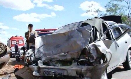 Frente do carro ficou completamente destruída