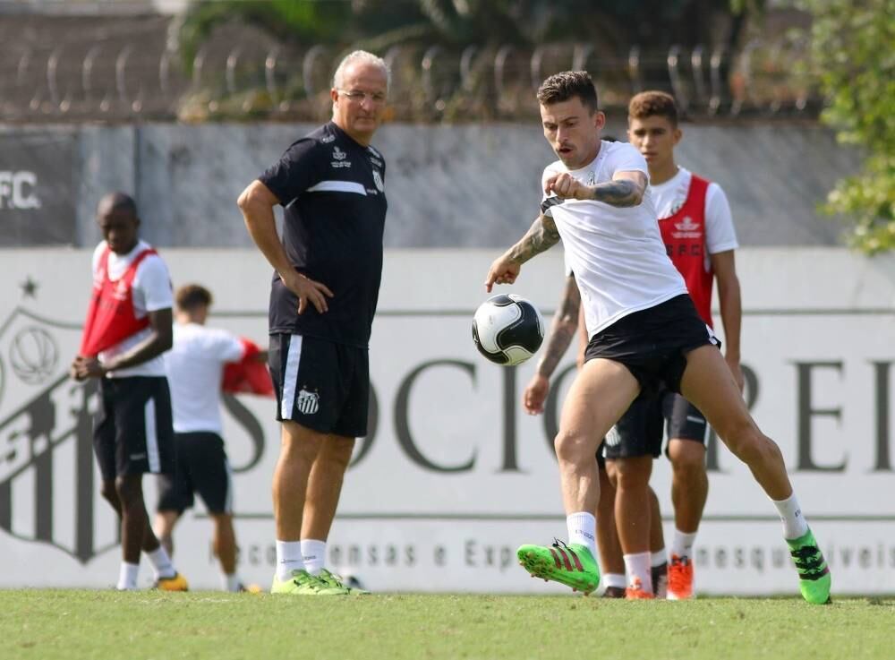 Dorival observa Lucas Lima: meia está na mira do Grêmio