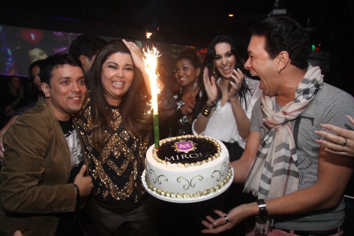 

Festança! Na
noite da última quarta-feira (30), Fabiana Karla comemorou seu aniversário de
37 anos rodeada de amigos famosos. Luciano Szafir, Gaby Amarantos, Marcelo
Serrado, Bruna Linzmeyer, entre outros artistas estavam por lá. O agito
aconteceu na boate Miroir, no Rio de Janeiro

