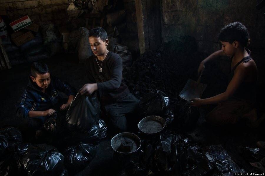 Da esquerda para a direita,
Sultan, de 11 anos, Abdullah e Anas pesam e ensacam o carvão em sacos de 2 kg. Em dias normais, eles trabalham das 8h às 16h