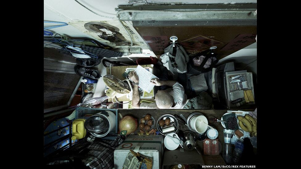 "Centenas de milhares de pessoas ainda vivem em cubículos separados por divisórias de madeira", acrescenta Ho Hey-Wah