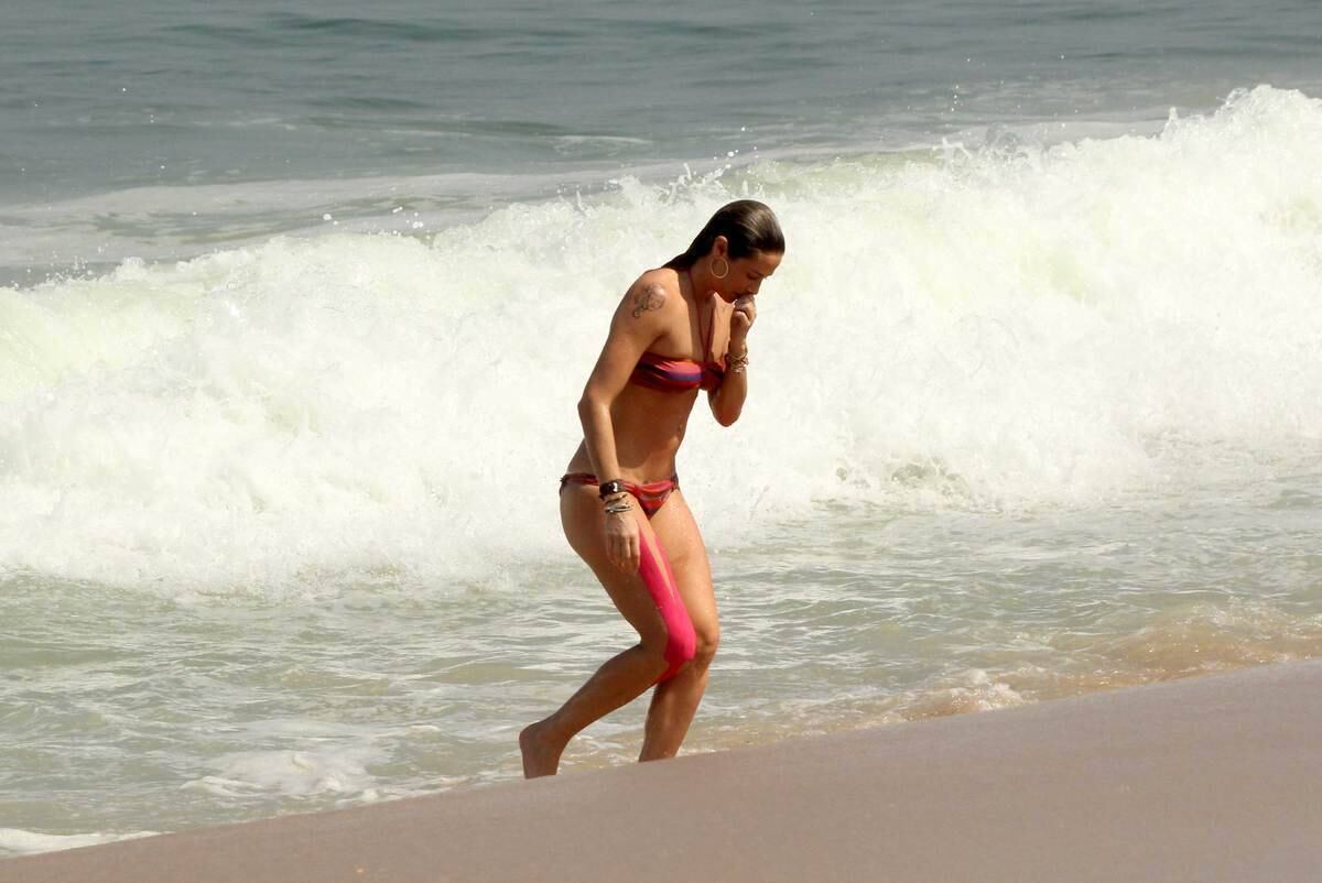 Casal aproveitou o bom tempo para da um mergulho no mar