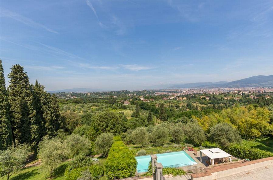 Os jardins, um terraço, oliveiras e uma piscina com vista espetacular completam o clima de tranquilidade do local 
