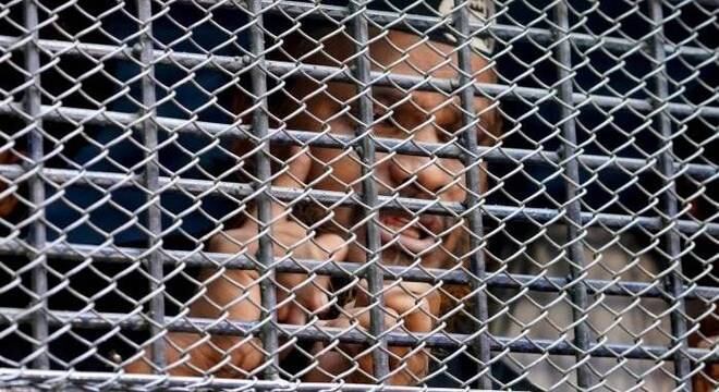 Um dos condenados é visto em uma van após sair do tribunal