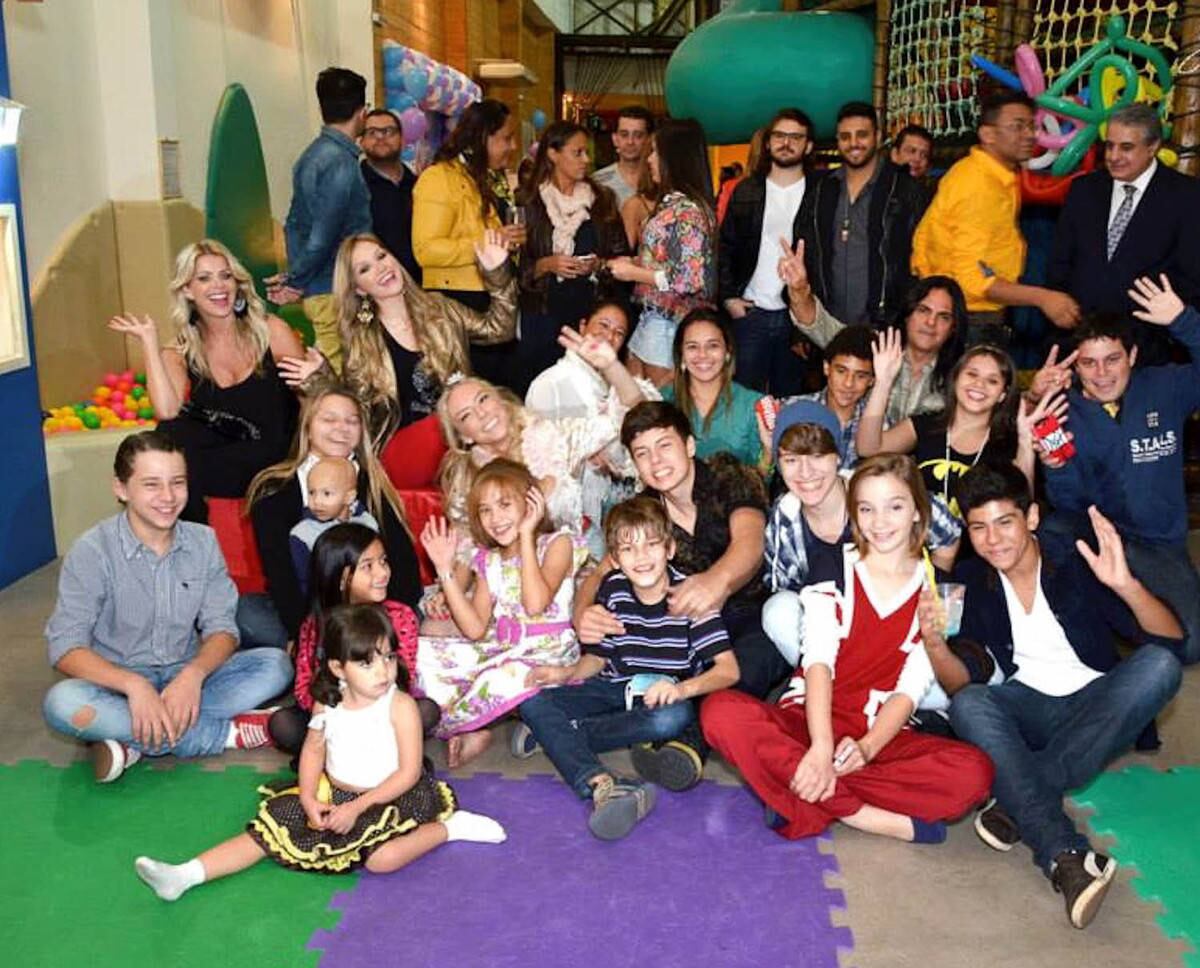 As crianças foram levadas até o buffet do espaço e lá assistiram apresentações de teatro e danças infantis