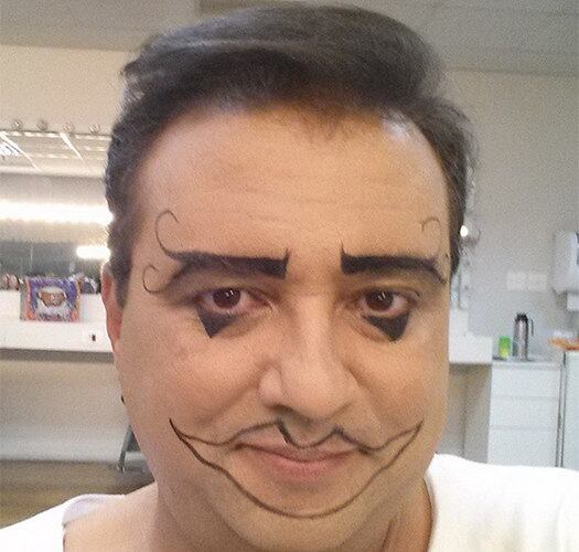 Assim que deixou o palco do Domingo Show neste domingo (12), o apresentador Geraldo Luís correu para a maquiagem da Record para se transformar num palhacinho. Ele decidiu visitar um orfanato da Zona Sul de São Paulo e queria fazer uma surpresa para a criançada. Veja fotos