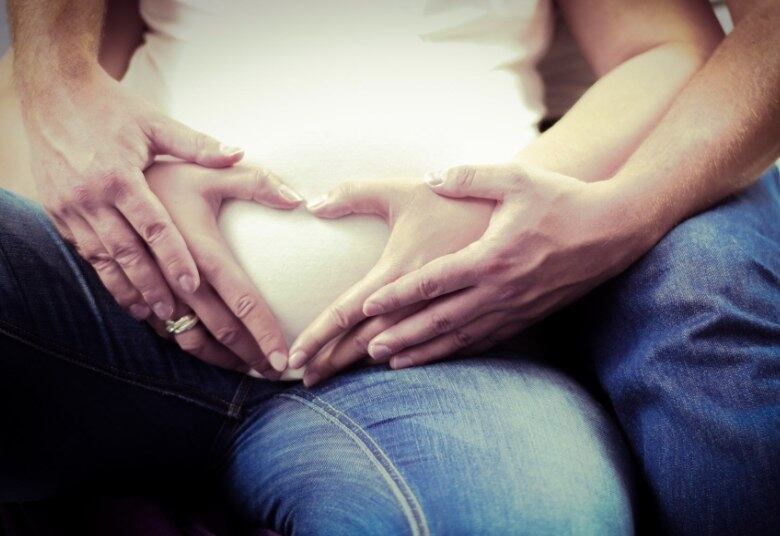 Cantar para o bebê ainda na barriga é uma boa pedida para fortalecer vínculos com o bebê. “O canto já é uma forma muito espontânea e natural de comunicação e assim o vínculo entre ambos (fundamental para o desenvolvimento saudável da criança) já está sendo iniciado. Existem mães que colocam músicas de preferência da família para a criança ouvir ainda na barriga na presença do pai, o que cria um clima de aconchego e dá boas-vindas a todos”, conta Andréa Schkolnick.