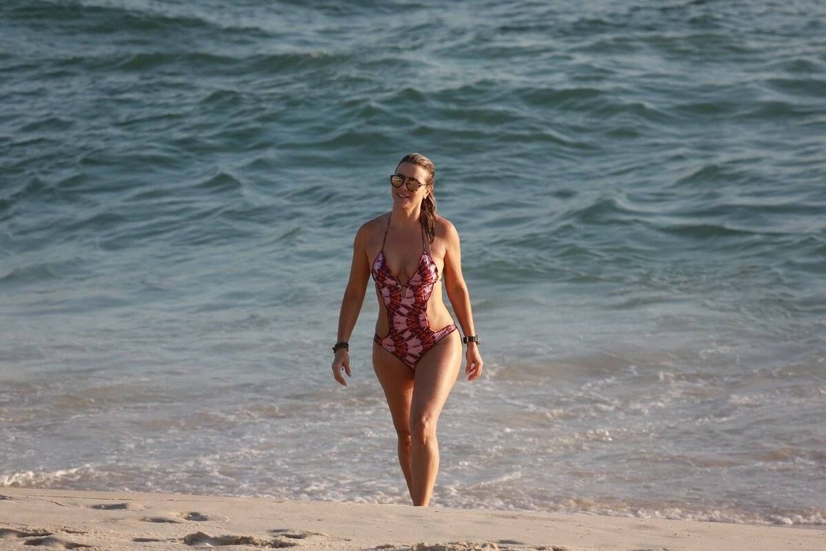 Aos 47 anos, Christine Fernandes exibe o corpão em dia de praia