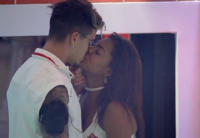 Mas, foi Tays que conquistou o coração do cantor. Ao lado da cantora baiana, o funkeiro viveu diversos momentos de altos e baixos. Sobrou até para Jakelyne, amiga do casal, já que a ex-peoa deu alguns conselhos aos dois, mas foi mal interpretada. Um dos momentos mais marcantes de "Tael" aconteceu durante uma festa em que o cantor passou bolo no rosto de Tays. A ex-participante ficou enfurecida e os dois acabaram discutindo. Só que ao final da comemoração, os pombinhos já estavam bem e até brincaram de jogar mais bolo um no outro