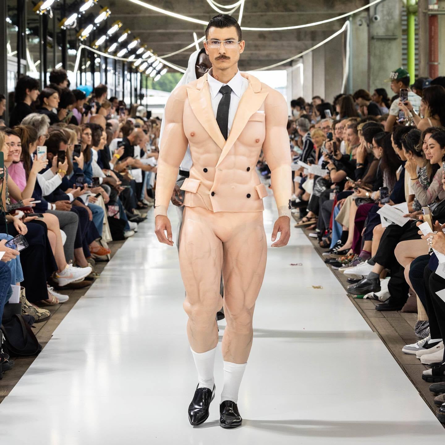 Terno que simula corpo musculoso