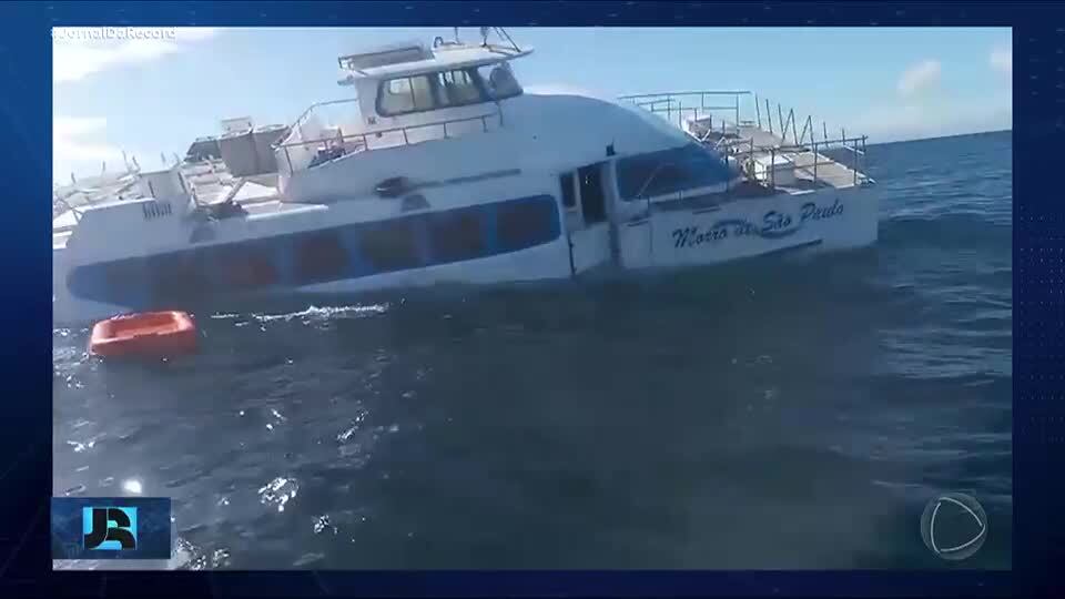 Catamarã bate em barco de pesca e naufraga no litoral da Bahia