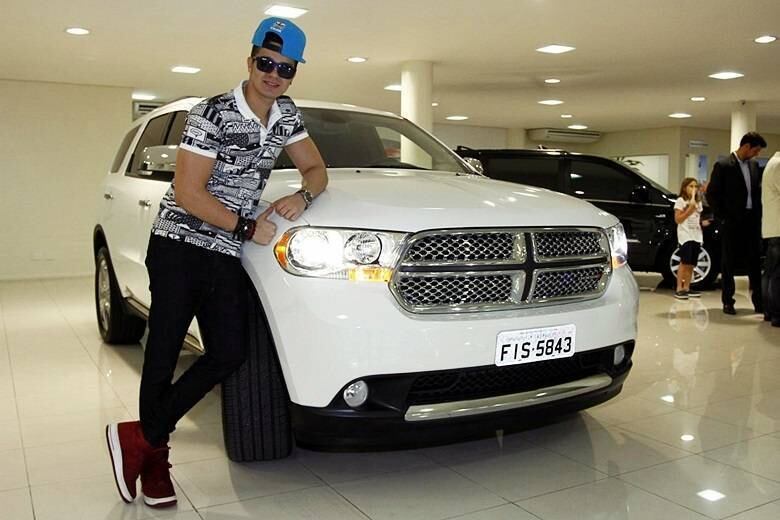 No fim de 2013, o astro Luan Santana levou para a garagem um Dodge Durango avaliado em R$ 190 mil. Na ocasião, o cantor assinou um contrato de comodato com a marca norte-americana que o permitiu ficar de posse do modelo por um longo período