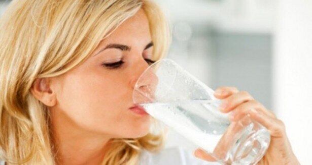 Entre os hábitos que podem minimizar as complicações dos problemas vocais estão a alimentação saudável, já que alimentos gordurosos podem causar refluxo esofágico, ingestão de água, que melhora a vibração das cordas vocais (voz), prática de atividades físicas, pois reduzem o estresse que fica acumulado na região cervical e nos ombros e favorece a vibração saudável das cordas vocais, e não forçar a voz com gritos, sussurros e pigarros. A auto-medicação pode prejudicar a recuperação da voz 