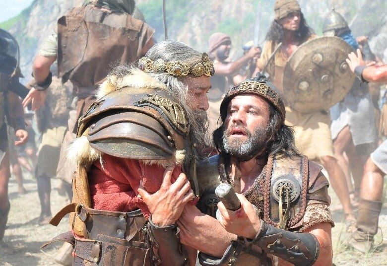 No entanto, ele foi desarmado e se tornou um inimigo fácil de se derrotar. Um filisteu aproveitou a situação para atingi-lo com uma espada

