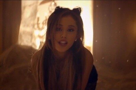 Ariana Grande soltou o cabelo! (Ok, parte dele!)