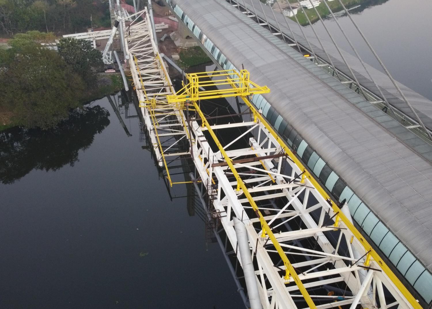 SP - QUEDA-ESTRUTURA-METÁLICA-SOBRE-RIO-PINHEIROS-VISTA-AÉREA - GERAL - Imagens aéreas feitas nesta quarta-feira (18) mostram a estrutura metálica que caiu dentro do rio Pinheiros nesta terça-feira (17), na zona sul de São Paulo (SP). A estrutura que despencou faz parte da obra de extensão da plataforma de embarque e desembarque, para ampliar a capacidade de passageiros no lado sul da estação Santo Amaro. Dois funcionários da obra foram feridos e levados ao hospital.
 
Foto: RONALDO SILVA/FUTURA PRESS/ESTADÃO CONTEÚDO
FUP20210818012 - 18/08/2021 - 07:56