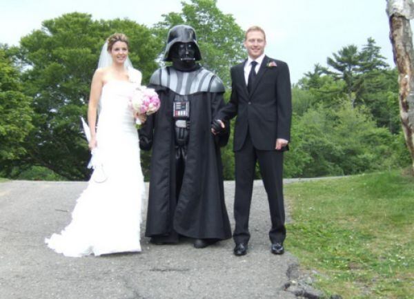Você acha que festas de casamento são chatas? Nós também achávamos - até conhecer estes figurões da galeria. Acompanhe com a gente as fotos mais engraçadas de celebrações de matrimônio já vistas. Tem até um Darth Vader, da saga Star Wars, abençoando a união de dois pombinhos. Eu, heim!