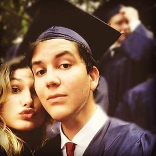 Sasha começa agora uma nova fase de sua vida. Formada no Ensino Médio, ela se prepara para fazer faculdade de moda nos EUA. Como Sasha é bem discreta e tem uma conta fechada no Instagram, as fotos de sua formatura surgiram na internet por meio de amigos e páginas de fãs. Acima, ela posa com um amigo na cerimônia. Veja mais a seguir!
Acesse o R7 Play e assista à programação da Record quando quiser