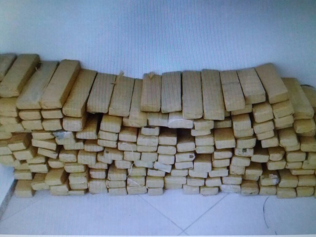 Uma caminhonete Amarok de sua propriedade também foi levada pelos policiais