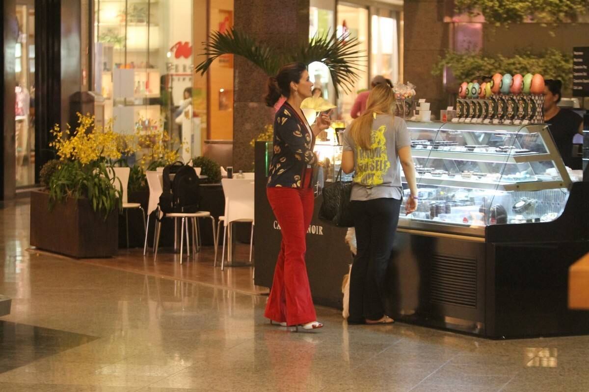 Gente como a gente! Fátima Bernardes escolhe ovos de Páscoa às vésperas de feriadão