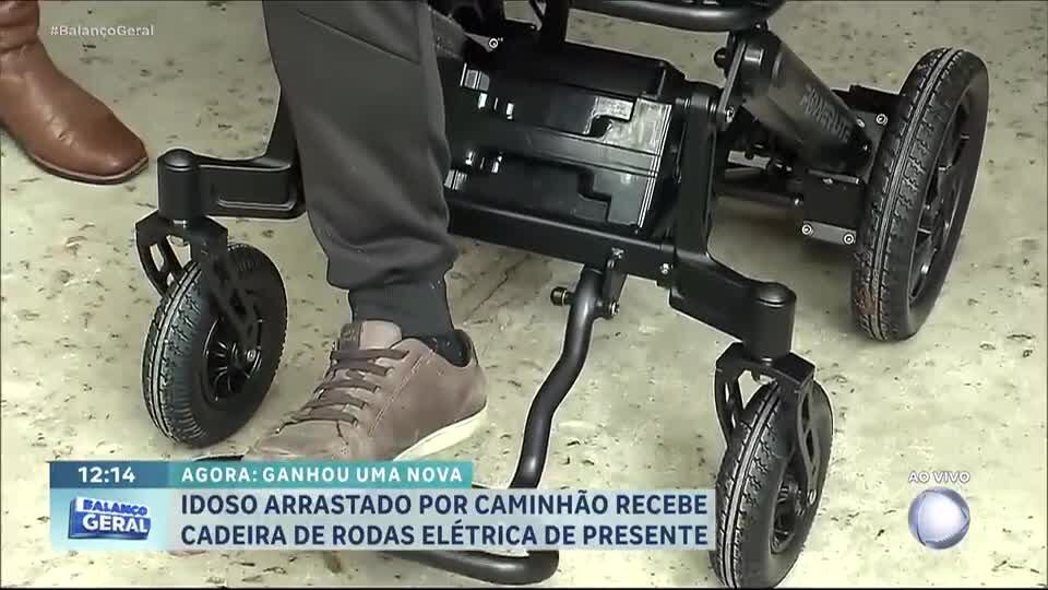 Idoso arrastado por caminhão ganha cadeira de rodas nova de influenciador