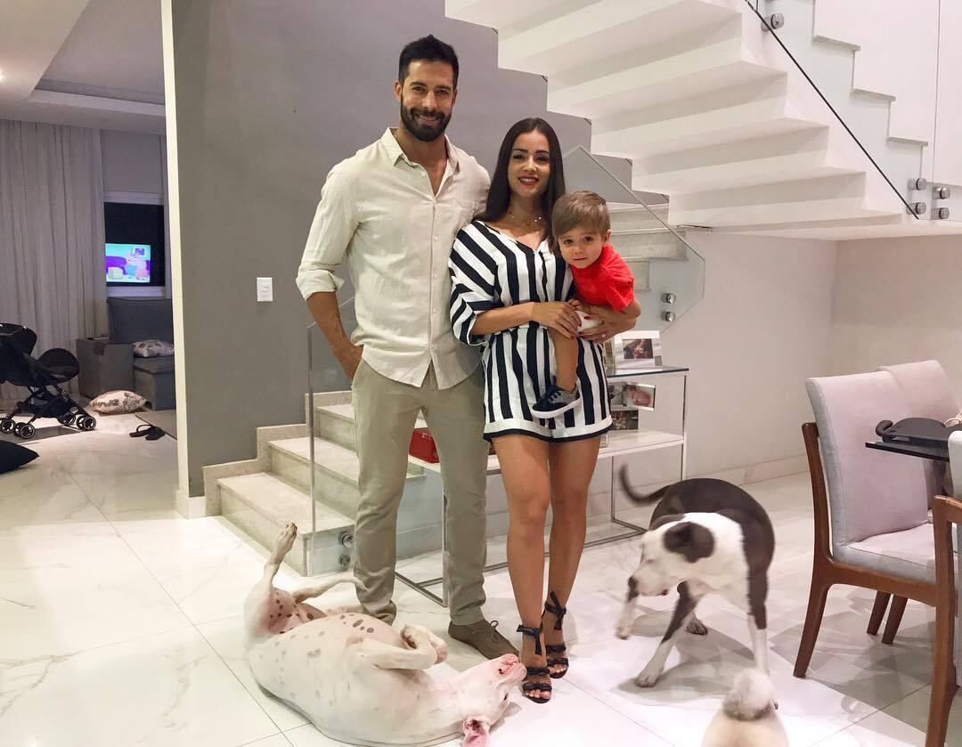 Aryane Steinkopf também desejou Feliz Natal aos fãs ao lado do marido, Beto Malafacini, e do filho, Aaarão 