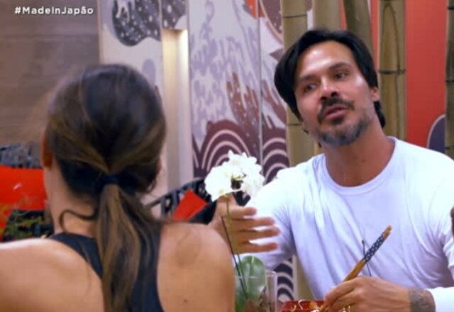 "Eu comemorei para a minha a alma, estava tristão, pensando nos meus dois filhos", justificou Flávio durante a refeição.

Assista à íntegra do terceiro episódio