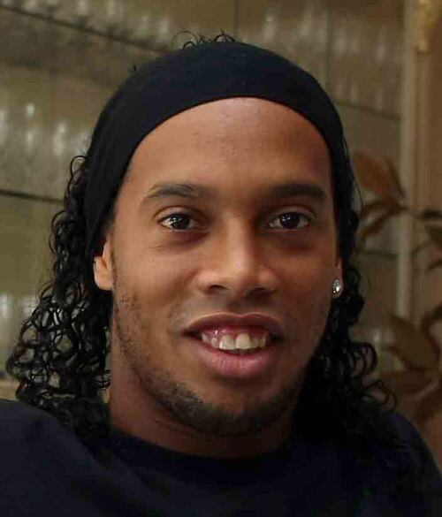Ronaldinho
Gaúcho passou pelo procedimento cirúrgico na última terça-feira, o que não
impossibilitou de treinar e jogar pelo Atlético-MG