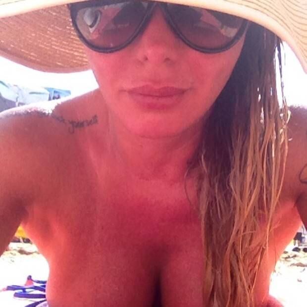 Quem também quis chamar a
atenção nas redes sociais foi Cristina Mortágua. A ex-modelo deixou os
seguidores em polvorosa com esta foto. Na legenda, ela justificou a ousadia.

— Tentando recuperar o bronze sem deixar aquela marca cafonérrima! Contorcionismo é o segredo