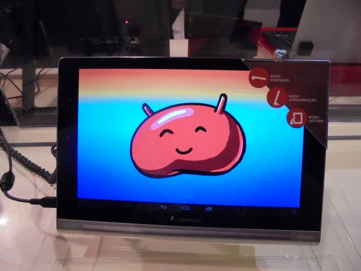 De acordo com um porta-voz da empresa, ao segurar o tablet Yoga no modo leitura o peso do aparelho vai para o cotovelo e não cansa o braço. Ele atualmente está com o sistema operacional Android 4.2.2 Jelly Bean, mas o software deve ser atualizado em breve