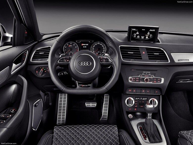 Lançado em junho no Brasil, o Audi RS Q3 é o primeiro utilitário da marca alemã a receber as modificações de sua divisão esportiva. Além do tradicional kit aerodinâmico, que inclui rodas enormes de 19 polegadas, saias, aerofólio e ponteira, o crossover derivado do hatch A3 usa freios de alta performance e mecânica "carregada na pimenta". O motor 2.5 turbo a gasolina despeja 310 cv de potência e 42,8 kgfm de torque nas quatro rodas, gerenciado pelo moderno câmbio automatizado de dupla embreagem e sete marchas. O resultado na prática fica explícito nos números de desempenho: 0 a 100 km/h em 5,2 segundos e velocidade máxima de 250 km/h — limitada eletronicamente