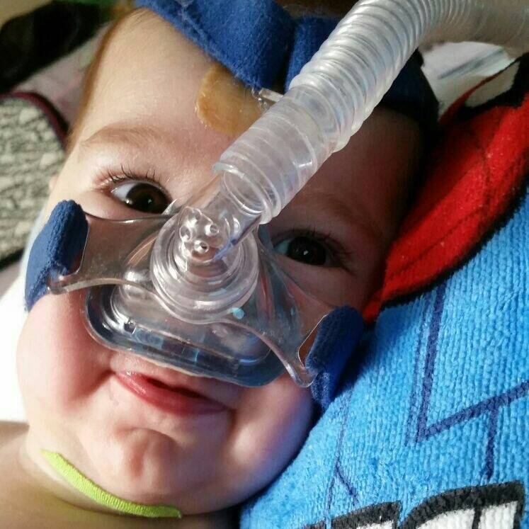 Agora, a família do pequeno Miguel dedica suas energias em
uma campanha para tentar convencer a farmacêutica a abrir um centro clínico para
desenvolver as pesquisas para o tratamento da AME no Brasil, ou libere o
remédio para a comercialização