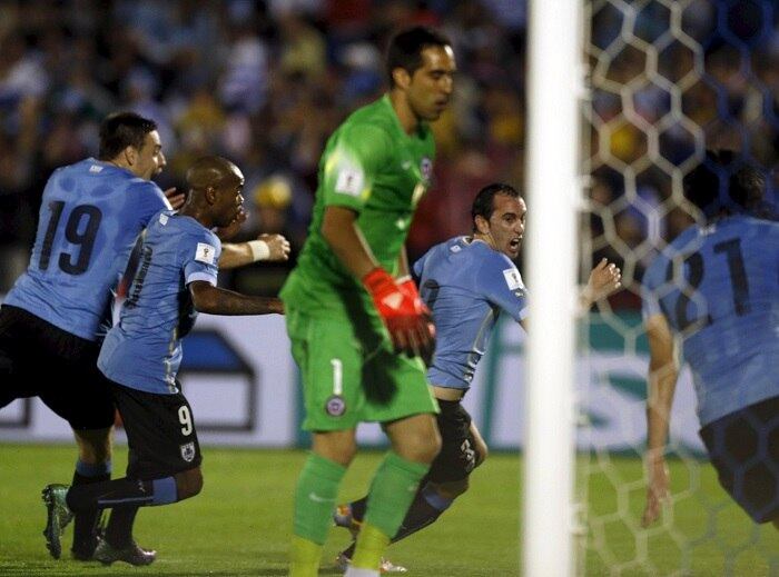 3 - Vitória sobre o Chile

Após uma partida polêmica na Copa América de 2015, o
primeiro encontro entre Uruguai e Chile, válido pelas Eliminatórias da Copa do
Mundo de 2018, prometia ser disputado com grande intensidade. O Uruguai, no
entanto, não deu chances ao atual campeão da América, atropelando por 3 a 0, vencendo
com autoridade e com a já conhecida alma uruguaia