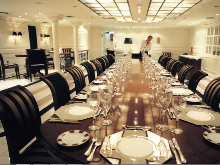 O iate comporta até 36 pessoas em 18 cabines mais 35 funcionários. Dá uma olhada na sala de jantar no barco — ela chega a ser maior
que a sala de uma casa comum. Nesta mesa até Elizabeth Taylor já se sentou para
brindar a vida boa!