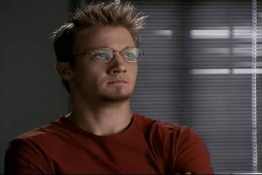 Até o início dos anos 2000, Renner teve participações pequenas em várias séries de TV, incluindo “Angel: O Caça-Vampiros” (1999-2004) e “CSI: Investigação Criminal” (2000-2015).