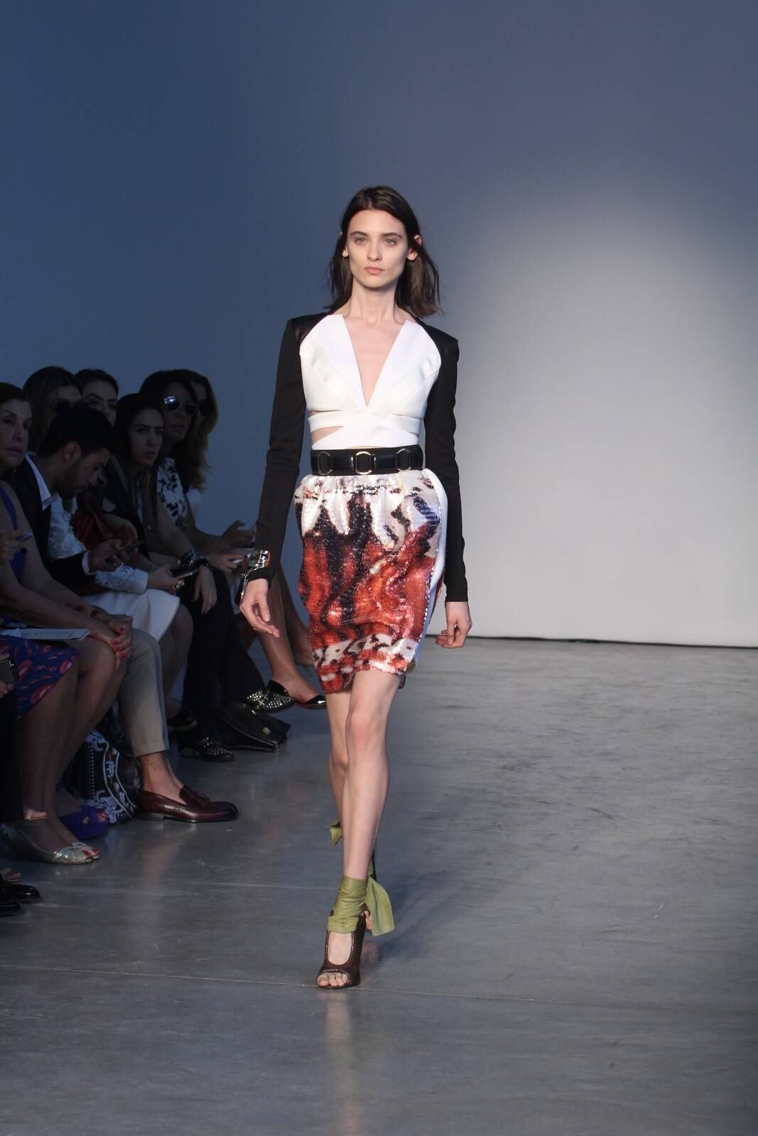 O segundo dia de desfiles da temporada inverno 2015 da São Paulo Fashion Week começou com a coleção do estilista Pedro Lourenço, nesta terça-feira (4). As modelos entraram na passarela após uma hora de atraso e vestiram peças feitas de diferentes materiais, que iam desde os trabalhos com paetês até detalhes com argolas de meta. Além dos casacos e saias que deram um ar sexy à coleção, as sandálias com saltos largos, arredondados e amarrações no tornozelo também foram destaque na passarela