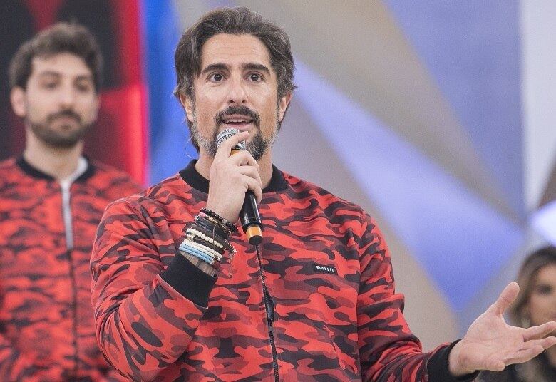 Na brincadeira, o
apresentador comanda um inusitado jogo de perguntas e respostas
• VÍDEO: Paula Fernandes, Rayanne Morais, Rodrigo Capella e mais famosos se divertem no Muro dos Famosos