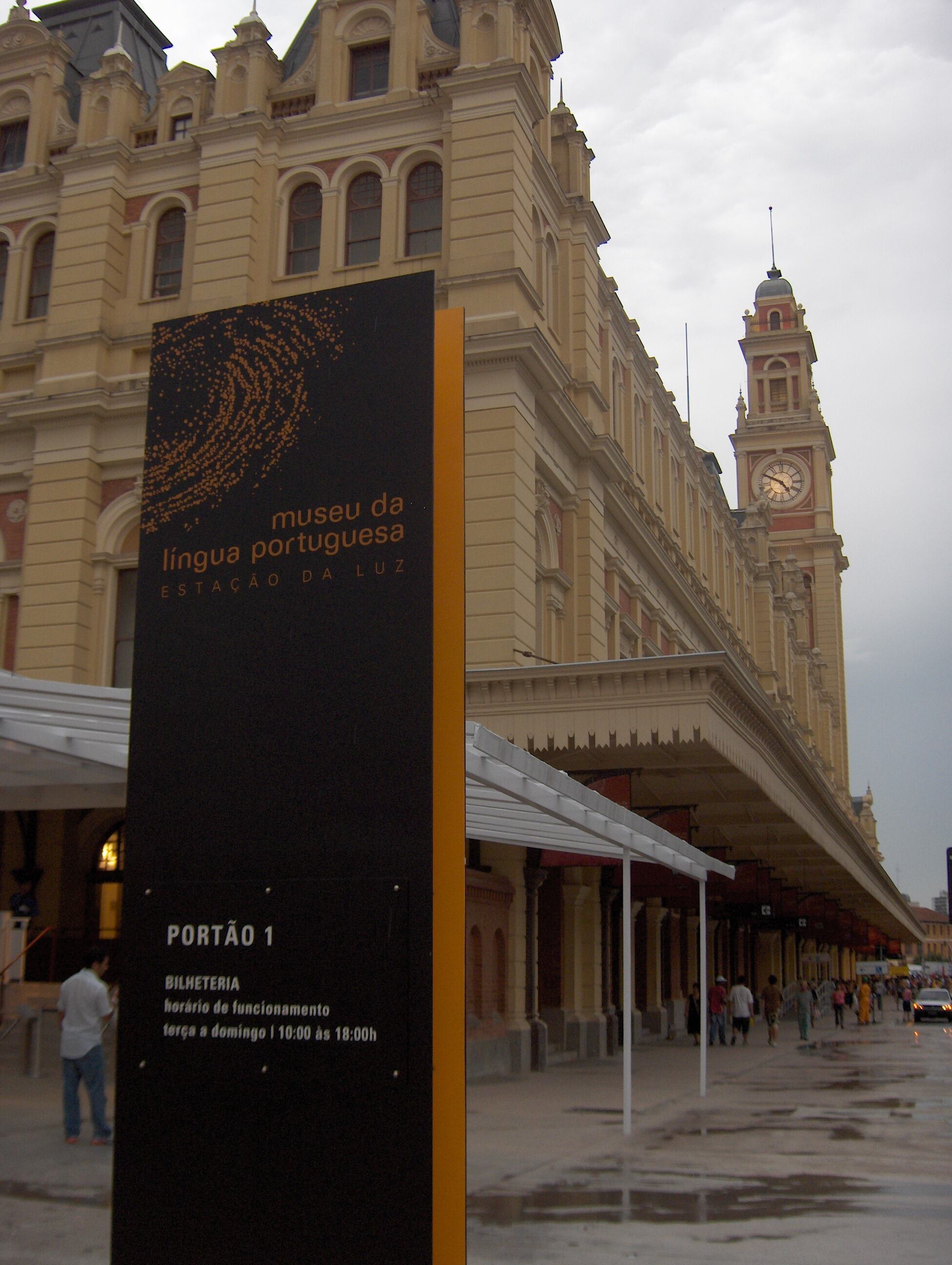 

Da Ponte acrescenta:

— Eu pensei então relacionar as questões do Enem, que é uma
prova contextualizada, cada vez mais próxima da produção cultural humana, com
os espaços que são curadores dessa produção cultural da nossa sociedade.


