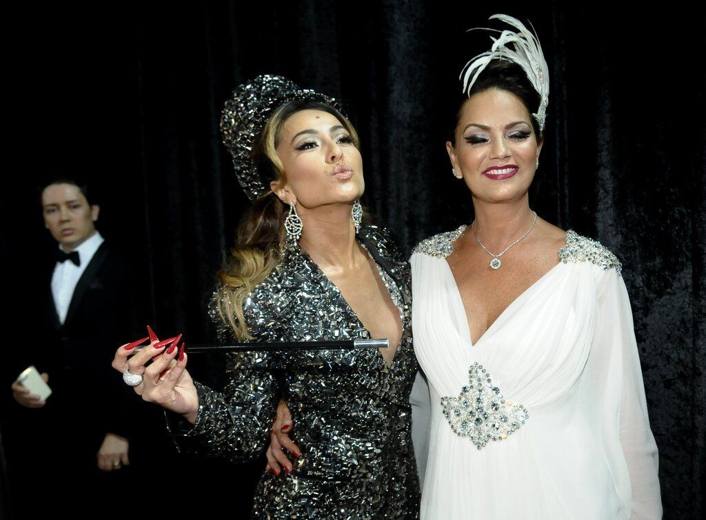 Sabrina Sato foi mestre de cerimônias do evento ao lado da ex-modelo Luiza Brunet. Mesmo com tanta beleza, o unhão vermelho e pontiagudo da japonesa é destaque