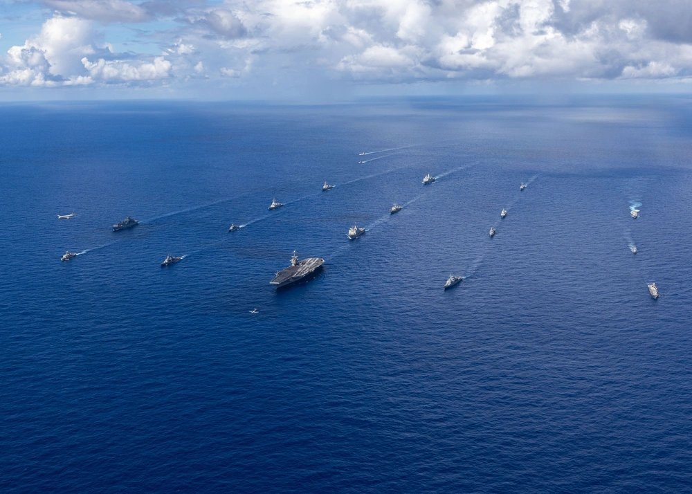 Navios e aeronaves participando da UNITAS 2025 navegam em formação na costa leste dos Estados Unidos