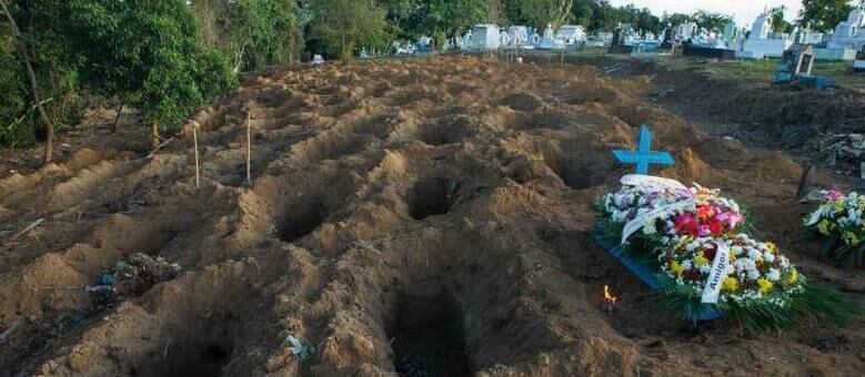 Valas no Cemitério público do Tarumã, em Manaus, onde foi enterrada a maioria das vítimas do massacre do Compaj
