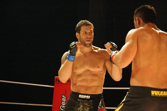 Atleta que conta com mais derrotas do que vitórias na carreira,
Claudio Godoy tentará igualar este cartel negativo frente a Marcio Teles em
outro combate válido pelo card preliminar do SFT 2. Godoy também participou da
primeira edição do evento nacional e venceu Rodrigo de Souza com uma
finalização no 2º round